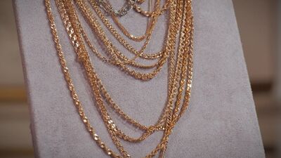 Золотые цепочки, как сочетать и не выглядеть старомодно? Советы стилиста