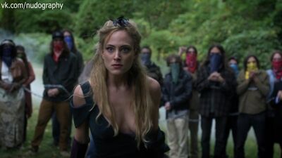Грудь Норы Арнезедер (Nora Arnezeder) в сериале "Моцарт в джунглях" (Mozart in the Jungle, 2014) - Сезон 1 Серия 9 (s01e09)