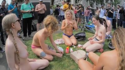 Голый бодиарт посреди парка.