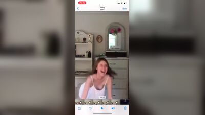 Крошка Tiktok показывает сиськи в блузке, упс