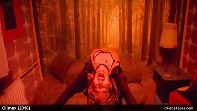 Sharleen Temple и Sofia Boutella, обнаженная и эротическая сцена фильма