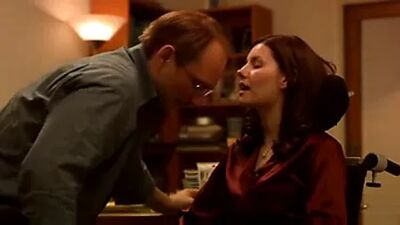 Elisha Cuthbert становится топлес, он был тихим мужчиной