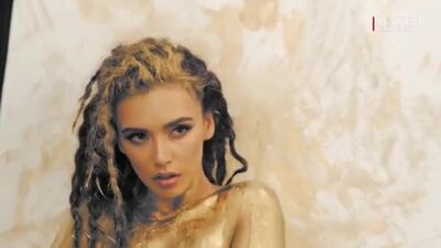 Ольга Серябкина — солистка группы Serebro в золотой краске! Это не Порно