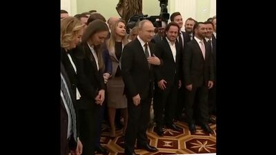 Путин рассмешил девушек