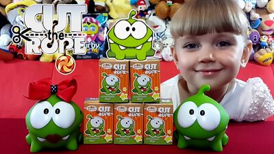 Малыши для Ам Няма. Открываем Киндер Сюрпризы с Ам Нямом на русском