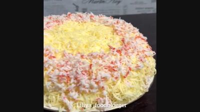 Салат с курицей и ананасами (ингредиенты указаны в описании видео)