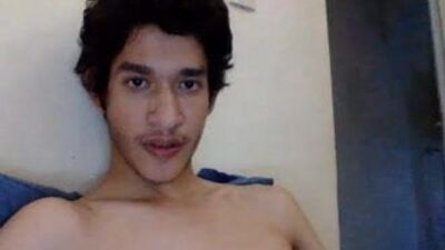 Симпатичный мексиканский паренек показывает задницу перед камерой