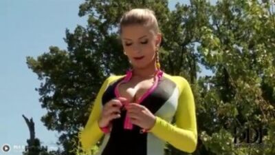 Большегрудая девушка у бассейна