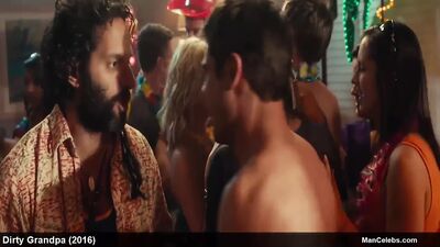 Zak Efron показывает горячее обнаженное тело и трясет его тугой жопой