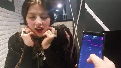 Вставил вибратор девушке и включает его через телефон в ресторане