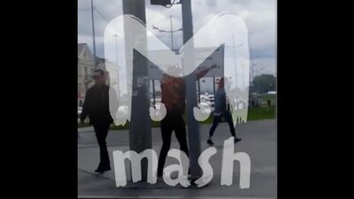 Бездомный танцует дабстеп на улице Тюмени