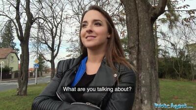 Публичный агент Amirah Adara трахает незнакомца, пока ее бойфренд ждет