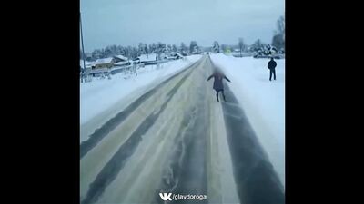 Бросилась под колеса