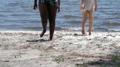 Немного мотыги в мокрой жене, загоняет в трусики соски