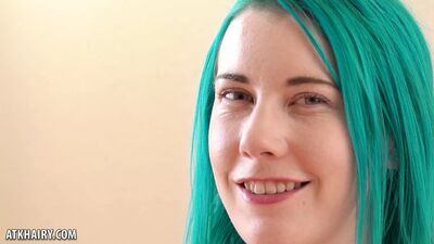 Lux Life настаивает на том, чтобы трахнуть пальцами ее очко