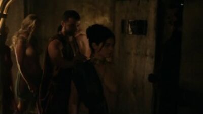 Голая Люси Лоулесс в сериале Спартак 3