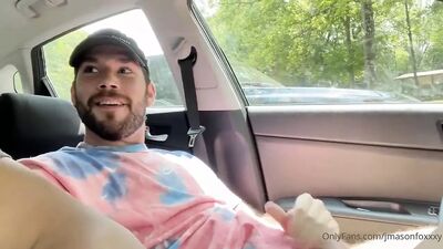 Незнакомец застукал его, поэтому он трахается и кончает в него