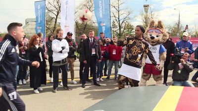 Роналдиньо играет в Текбол в Парке Кубка Конфедераций FIFA в Казани