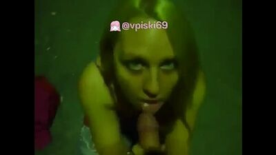 Русская молодая студентка на спор трахнулась и взяла в рот во дворе своей мамы. Домашнее порно