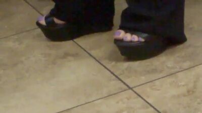 Учительница на танкетке с фиолетовыми туфлями