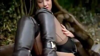 Самая горячая девушка в обнаженном виде под мехом и в сапогах с нейлоновыми чулками