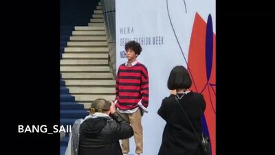 [FANCAM:PUBLIC EVENT] 170401 Ёнгук на «красной дорожке» «Seoul Fashion Week». 0:01 Авто 0:21