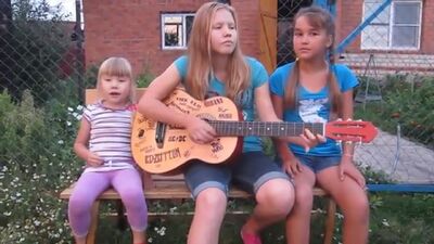 Как же они красиво поют, талант девочки супер