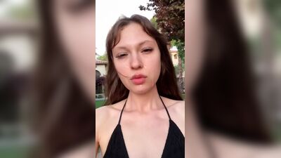 Сперма на лице на публике