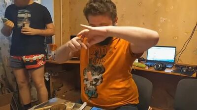 Герман Ягодка ест тампон Ксюши за донат _ Бывшая Вжлинка _ VJLink