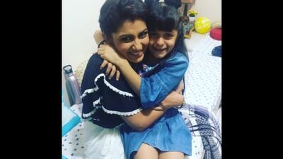 Анасы мен қызы.