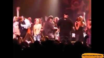 Показывают сиськи на концертах (сборник)