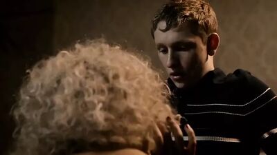 Maggie Gyllenhaal делает настоящий минет топлес