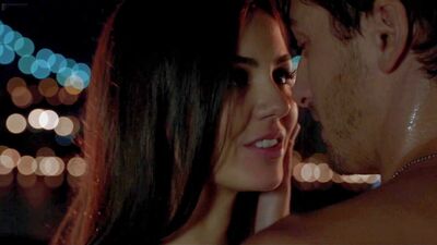 Victoria Justice - лифчик и декольте