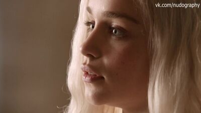 Эмилия Кларк (Emilia Clarke) голая в сериале Игра престолов (Game of Thrones, 2011) - Сезон 1 Серия 1