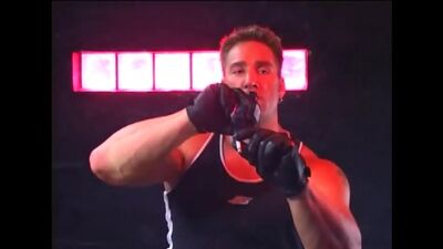 Билли Хэрингтон брутально пьёт пиво и закуривает сигарету