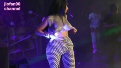 Грудь Ники Минаж (Nicki Minaj) на концерте