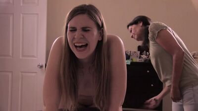 Обнаженное шлепанье за то, что сняла одежду