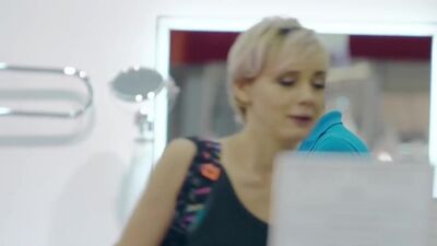 [Климкина В ПРАНКЕ] ДЕВУШКА ГРОМКО ПЕРДИТ 2 / ПРАНК в ТЦ (реакция на пердёж)