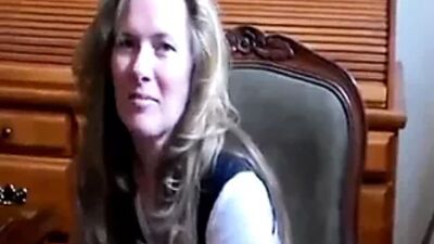 Сексуальная домохозяйка делает удивительную дрочку