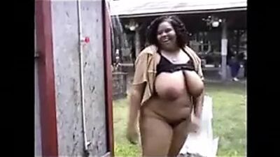 Милфы светят на публике в любительском видео