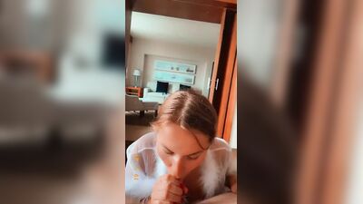 Zoie Burgher сосет, трахается и получает камшот на лицо