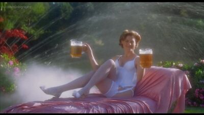 Джули Боуэн (Julie Bowen) в фильме "Счастливчик Гилмор" (Happy Gilmore, 1996, Деннис Дуган) HD 1080p - Голая? Бельё, ножки