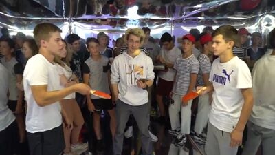 ХАЙМЕН ВЛОГ - КТО ДОЛЬШЕ ПРОСИДИТ В ЗЕРКАЛЬНОЙ КОМНАТЕ ПОЛУЧИТ 5000 ( Новое видео HiMan VLOG'S)