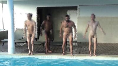 Четверо мужчин в бассейне