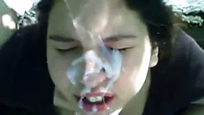 Друг разрешает мне разгрузить мясистую морду на ее лице