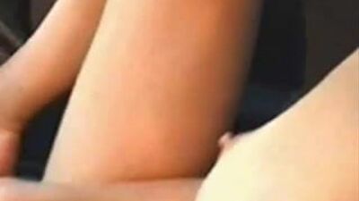 Милая жена мастурбирует в машине. домашнее видео