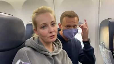 Жена навального просит водочки у какого то мальчика