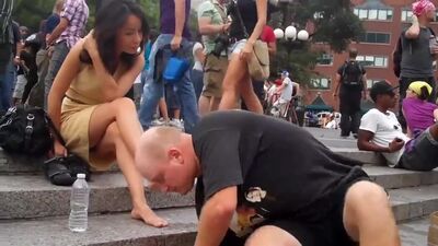 Публичный массаж ступней в Нью-Йорке