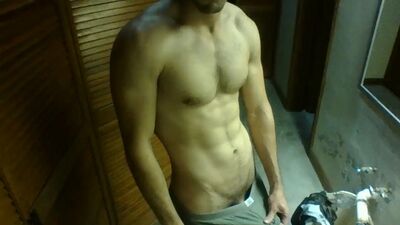 Красивый парень дрочит и кончает в презик