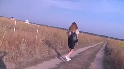 Дала незнакомцу за деньги в поле, секс, взяла в рот, сосет, без гандона, красотка, кончил на лицо